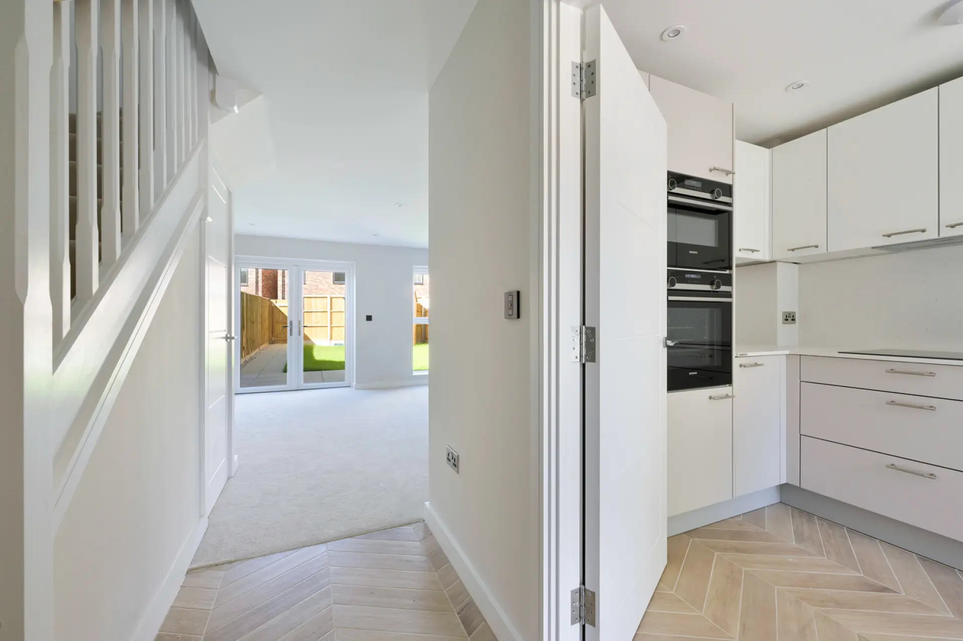 https://static.brookworth-next.lfdev.co/assets/208-fairways-burgess-hill/plot-01/fairways,-house-1--hallway.jpg