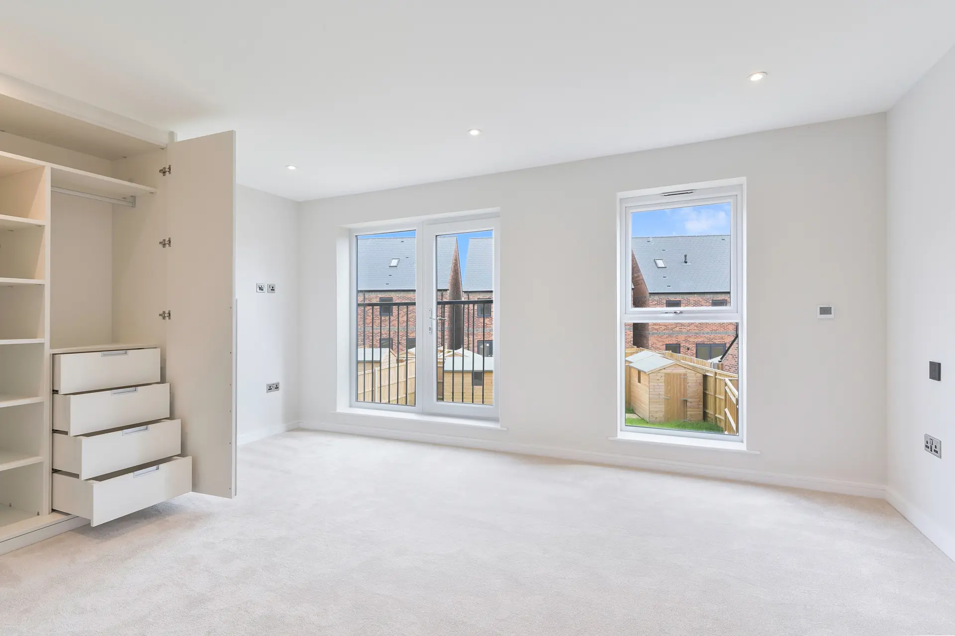 https://static.brookworth-next.lfdev.co/assets/208-fairways-burgess-hill/plot-03/fairways-plot-03-bedroom-1-(24).jpg