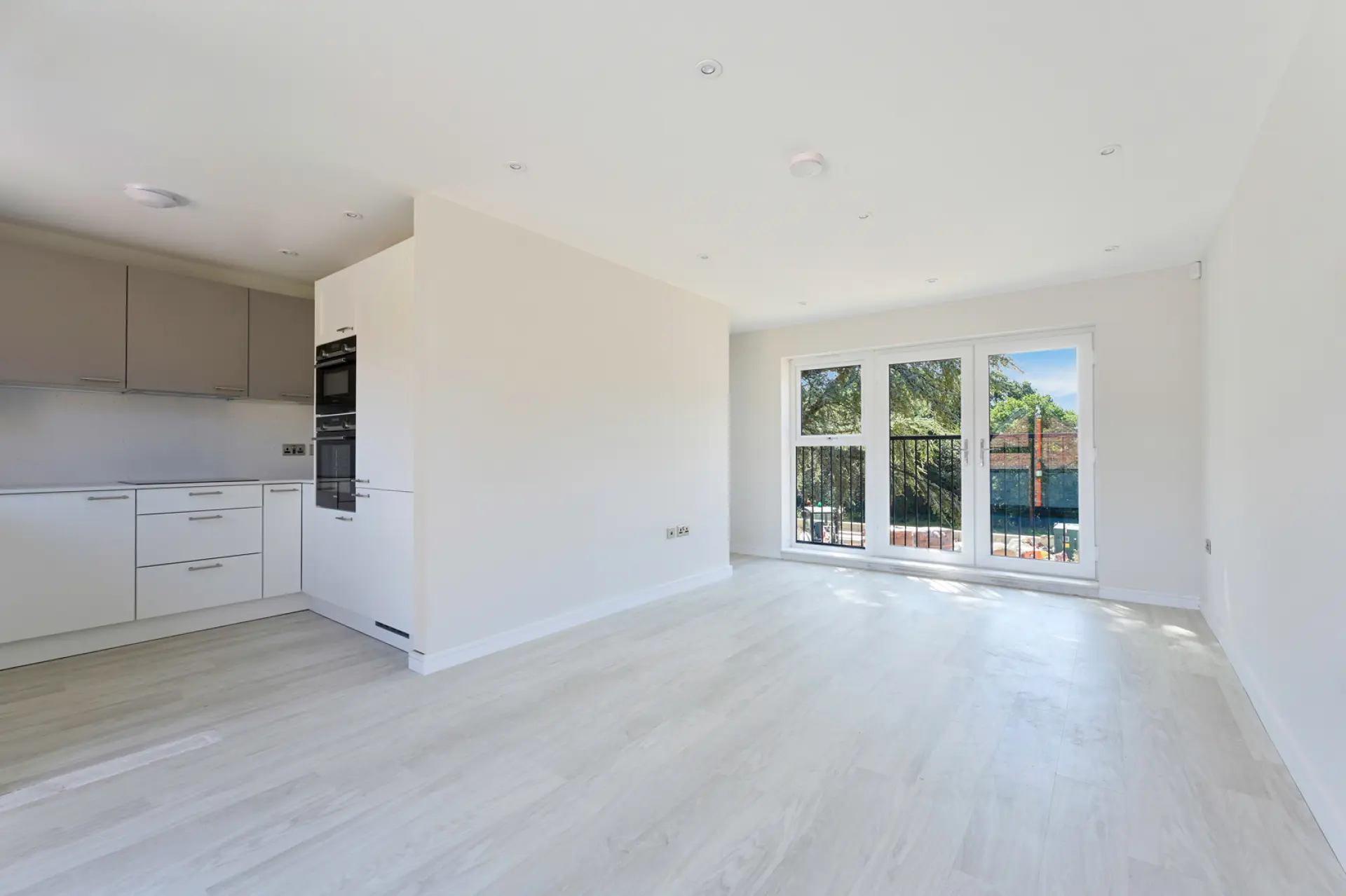 https://static.brookworth-next.lfdev.co/assets/208-fairways-burgess-hill/plot-21/fairways,-plot-21--kitchen-living.jpg
