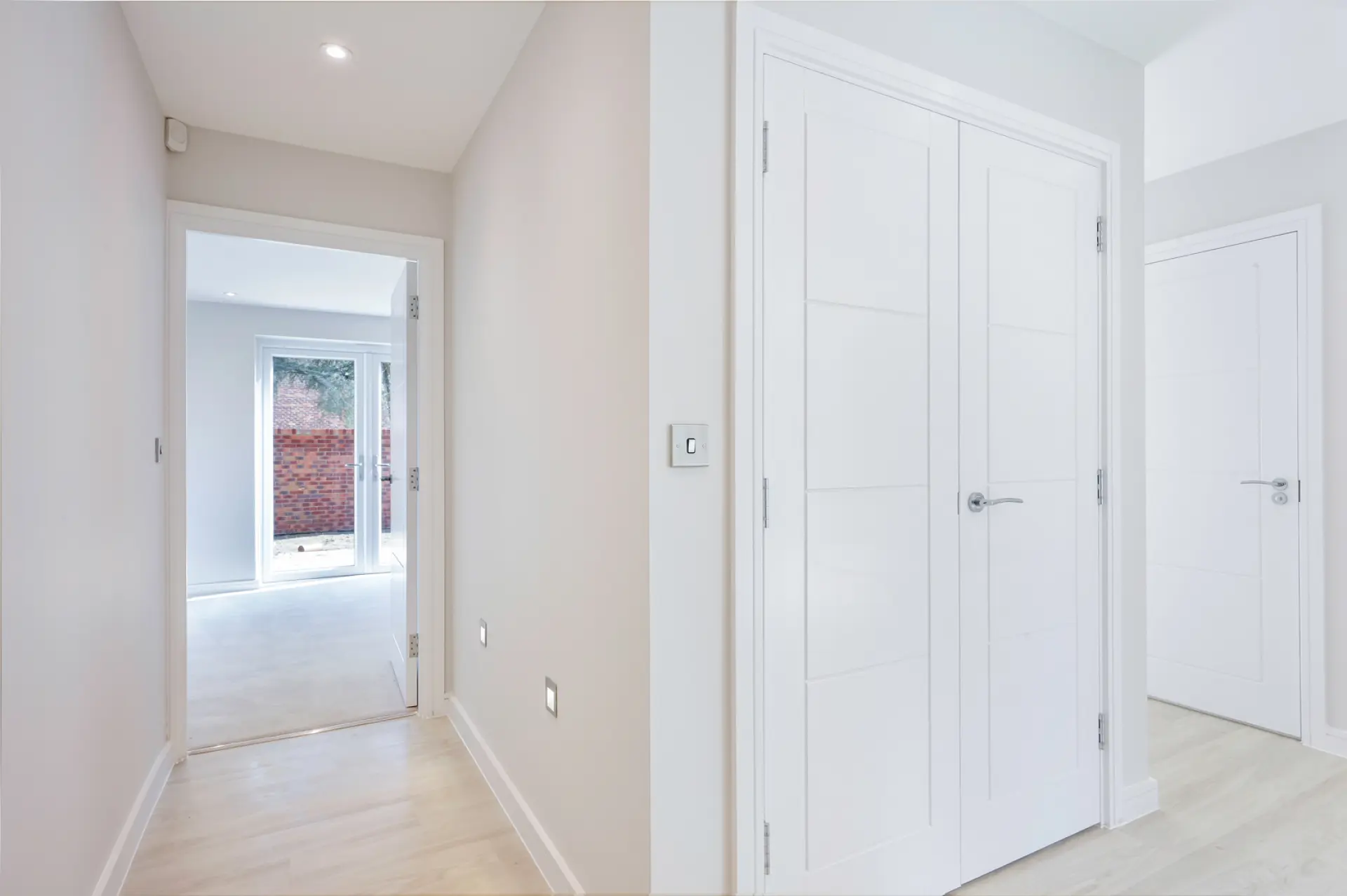 https://static.brookworth-next.lfdev.co/assets/208-fairways-burgess-hill/plot-23/fairways-plot-23-hallway.jpg