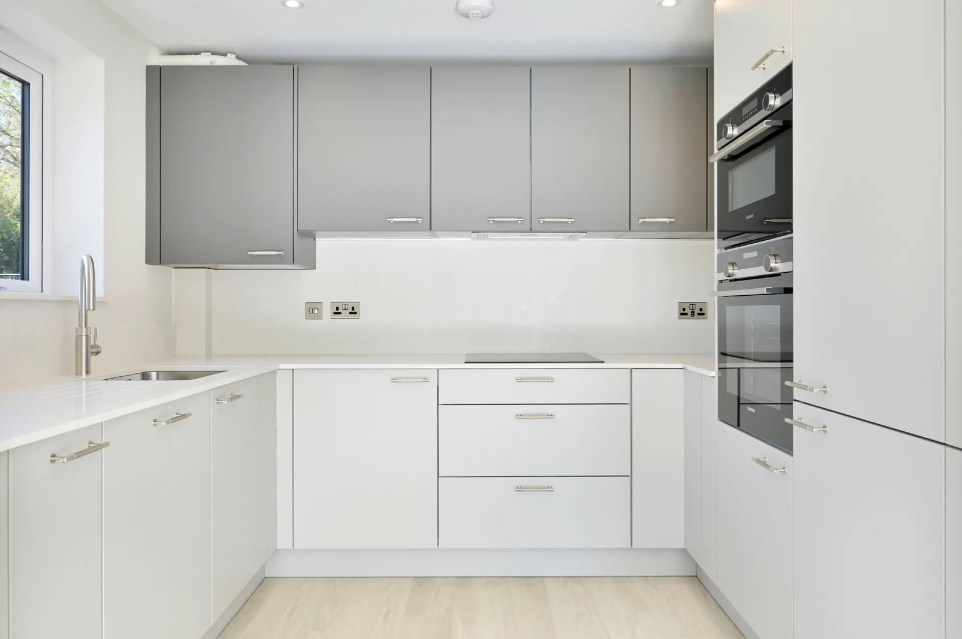 https://static.brookworth-next.lfdev.co/assets/208-fairways-burgess-hill/plot-23/fairways-plot-23-kitchen.jpg